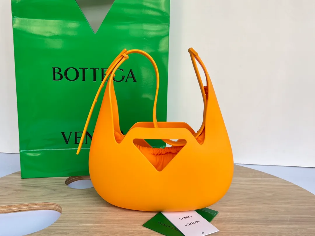 B's new model is coming [let me see] 696920 rubber shoulder bag Wow wow wow! The shape is simply the finishing touch. It is a shoulder bag made of velvet rubber. This special material makes the bag light, soft and practical. There is a nylon drawstring pouch inside that can be removed at will. It is really suitable for girls to store various small items. It is durable, lightweight, easy to store, looks good and has a sweet and high-end feel. This is so cute that I want to keep it privately. Dimensions: 27x17x7.5,